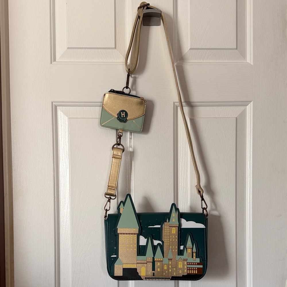 EUC - Loungefly Harry Potter Hogwarts Castle Crossbody Bag with Mini Pouch